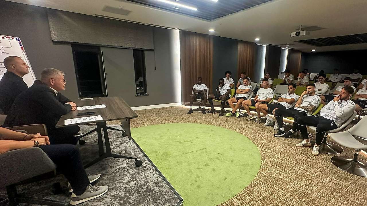Başkan Atiker, maç öncesi takımla buluştu