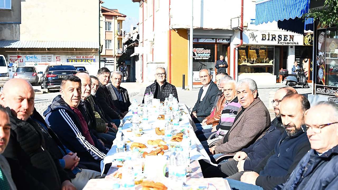 Başkan Ustaoğlu çarşı esnafının taleplerini dinledi