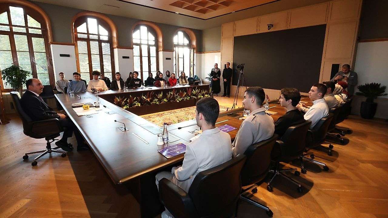 Genç Seyyahlar Balkan izlenimlerini Başkan Altay'a anlattı