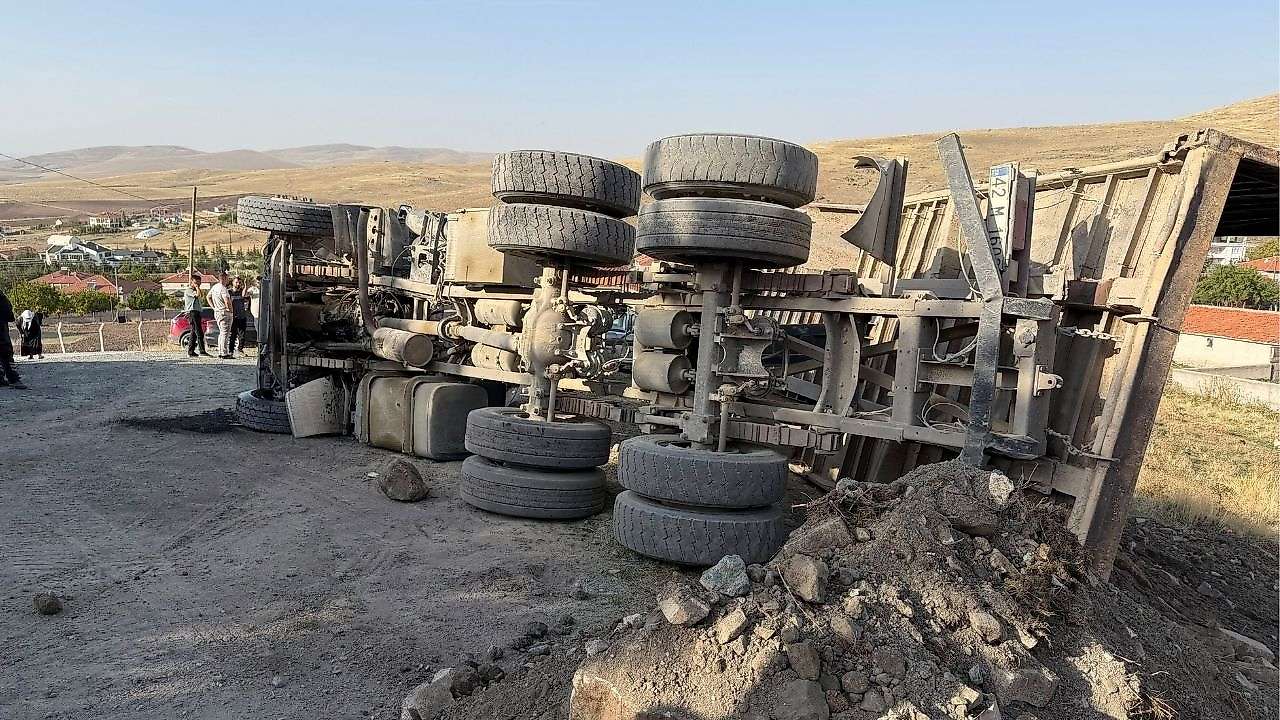 Konya'da hafriyat yüklü tır devrildi