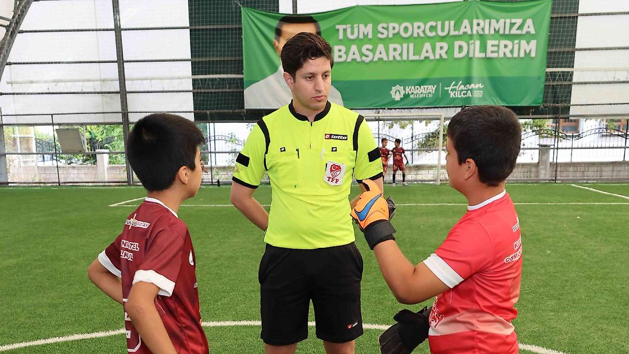Karatay'da okullar kardeşlik turnuvasında terliyor