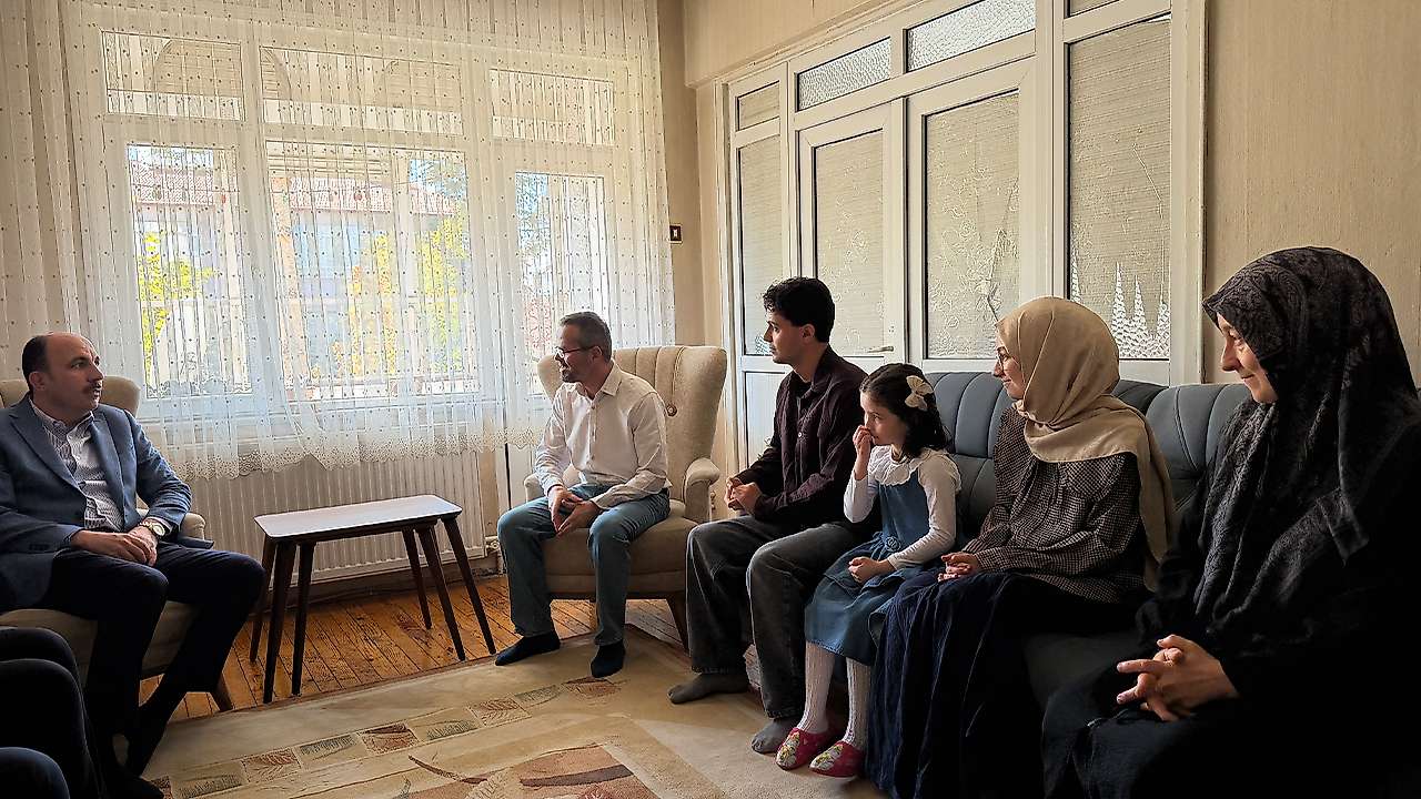 Konya Büyükşehir'in umre ödüllü yarışmacısına Başkan Altay'dan ziyaret