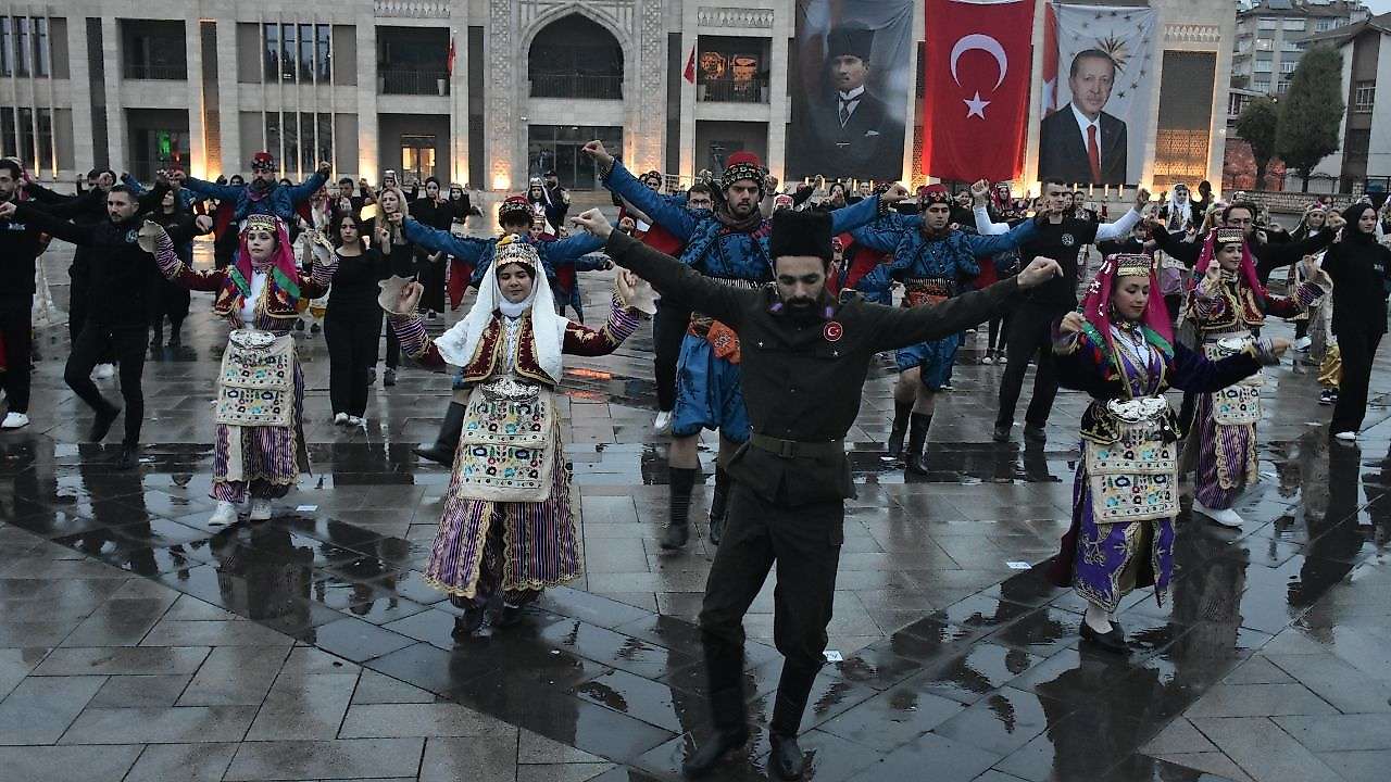 Konya'da Cumhuriyet'in 103. yılına özel 103 kişilik Harmandalı gösterisi!