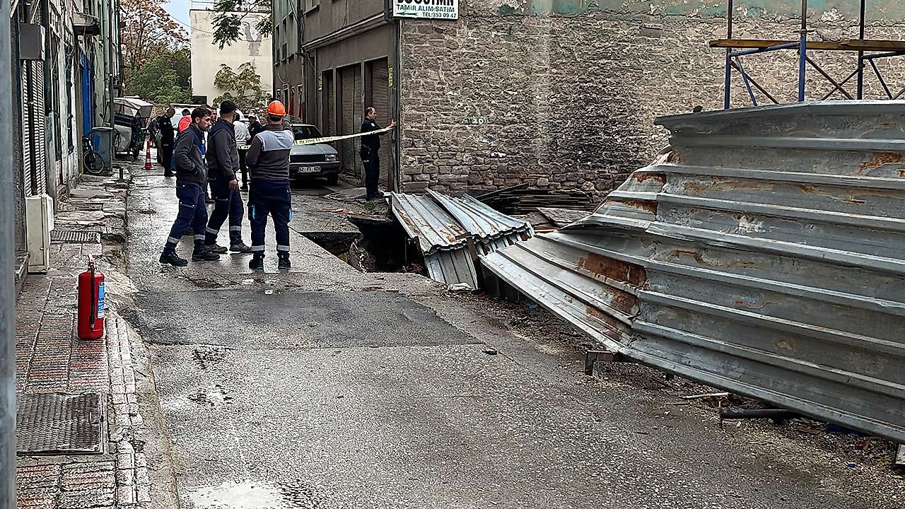 Konya'da doğalgaz paniği! Zemin çöktü, borular patladı