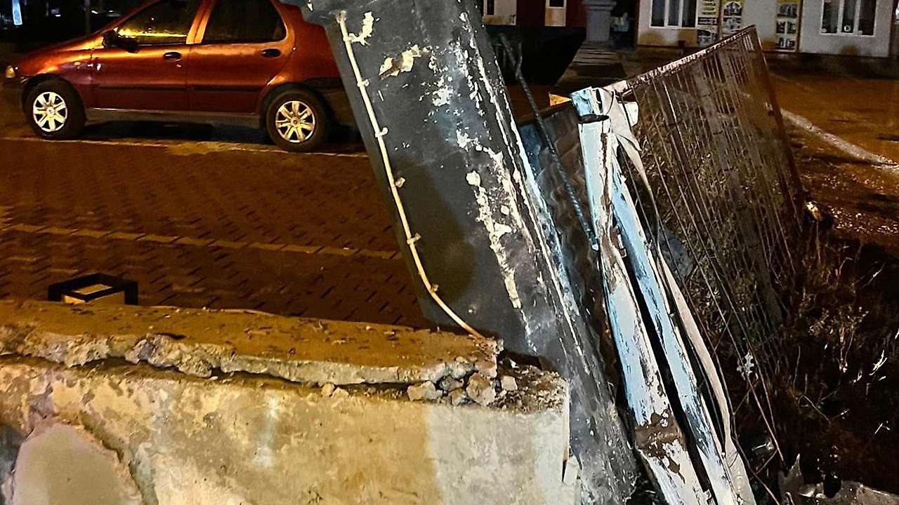 Konya'da korkutan kaza! Cip iş yerinin duvarına daldı