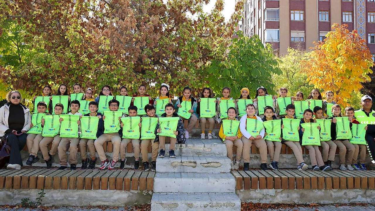 Konya'da minikler trafik kurallarını uygulayarak öğreniyor