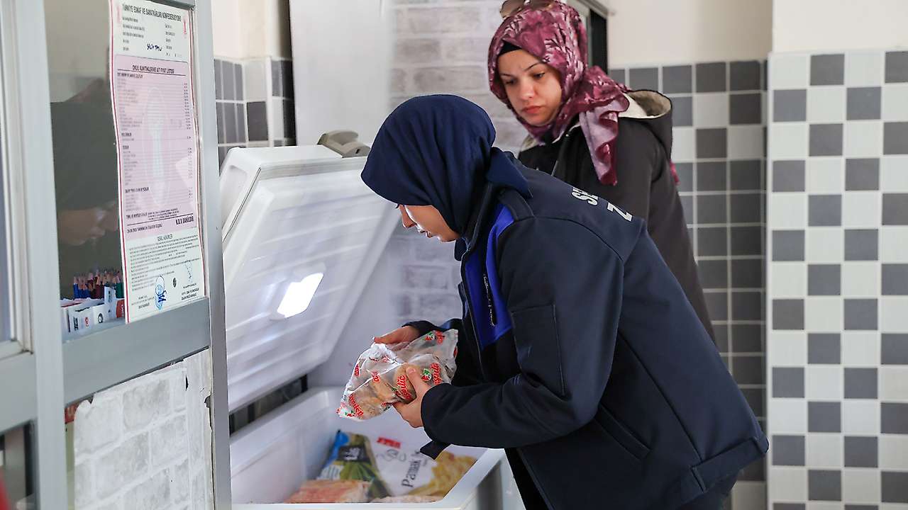 Konya'da okul kantinlerinde ürünler tek tek inceleniyor