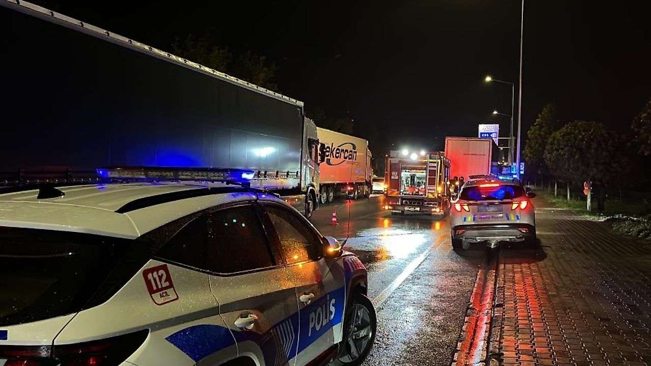 Konya'da otomobil tırın altına girdi!