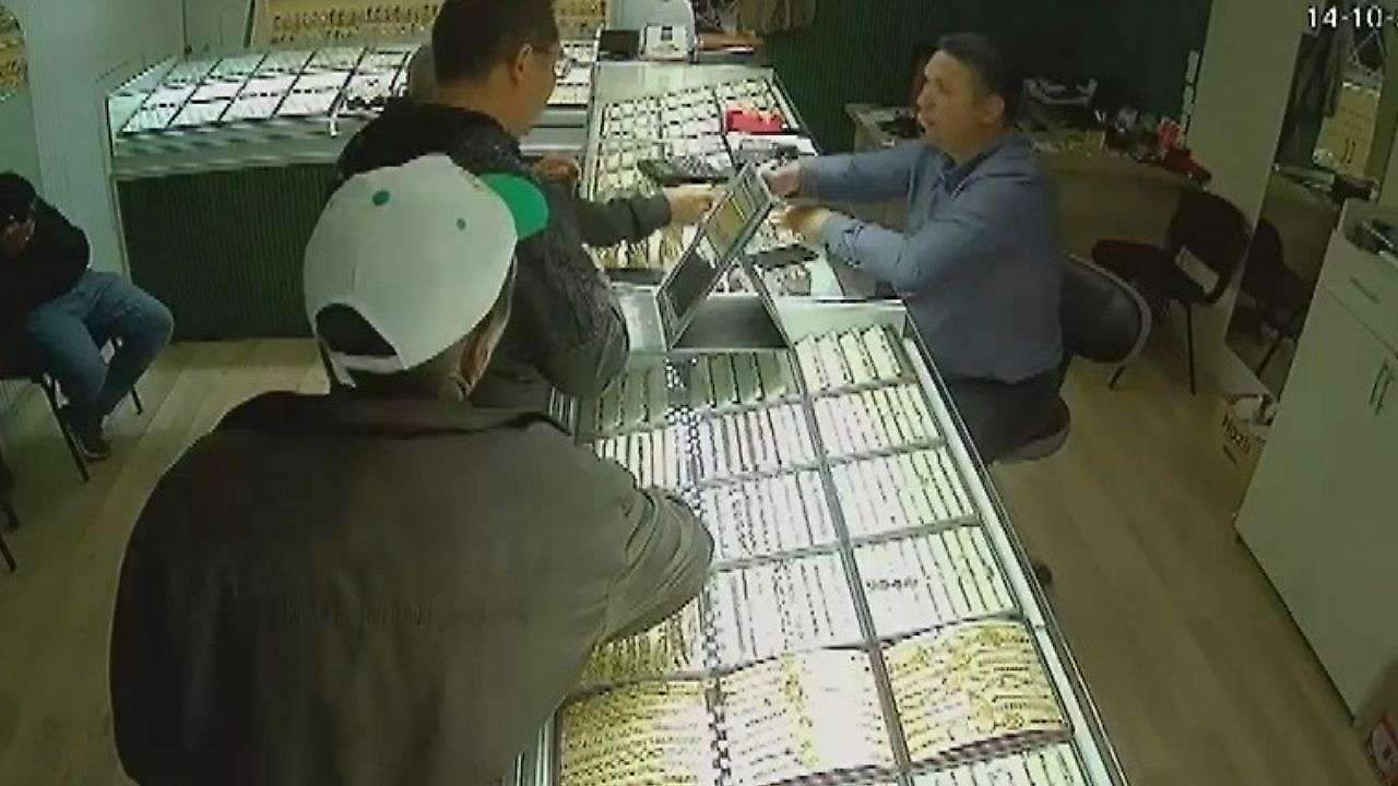 Konya'da sarrafın dikkati yaşlı adamı dolandırılmaktan kurtardı