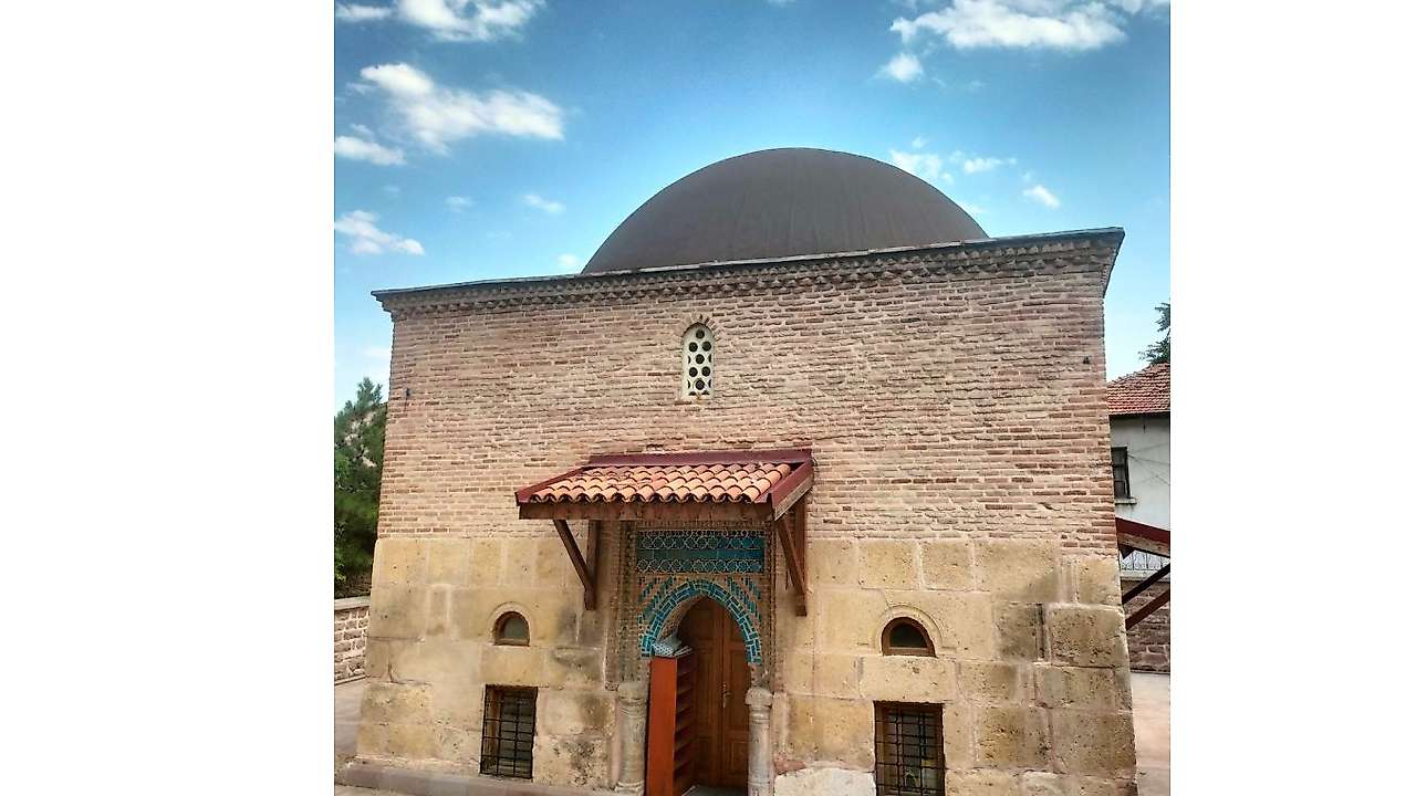 Konya'nın kalbinde asırlara meydan okuyan yapı: Şifahane Mescidi