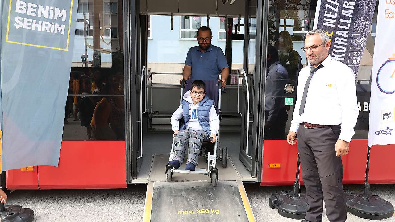Konya'nın Nezaket Otobüsü öğrencilerin ilgi odağı oldu