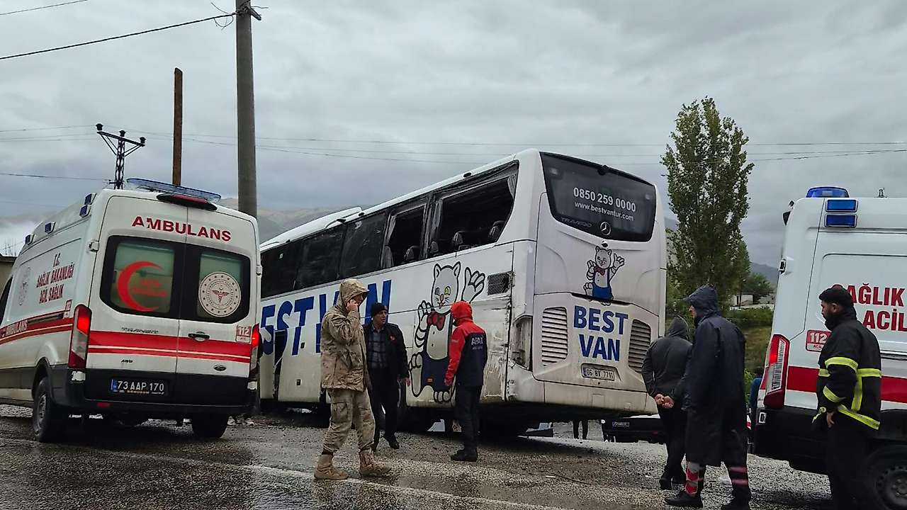 Konya plakalı tır, yolcu otobüsüyle çarpıştı: 1 ölü, 14 yaralı
