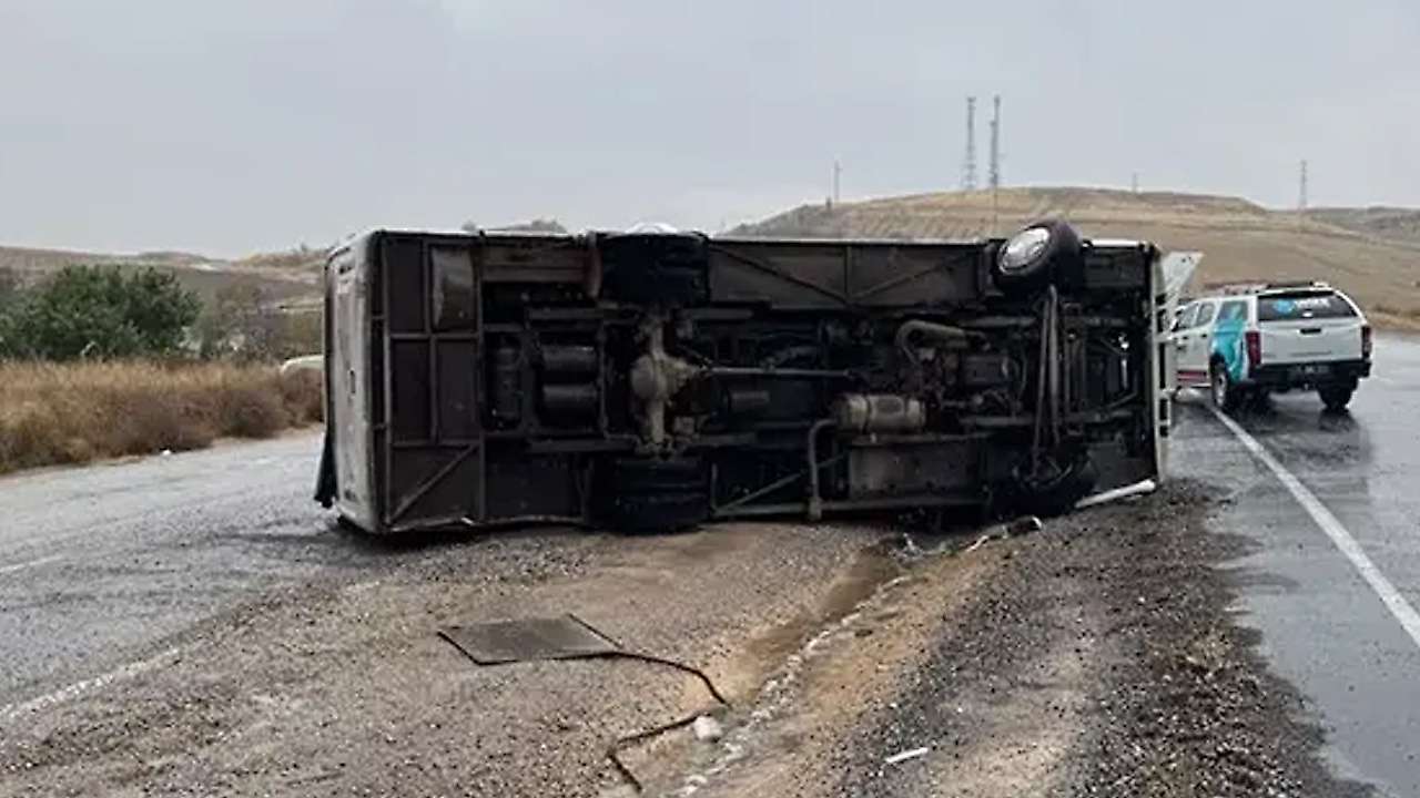 Konya yolunda can pazarı! İşçi servisi devrildi, çok sayıda yaralı var