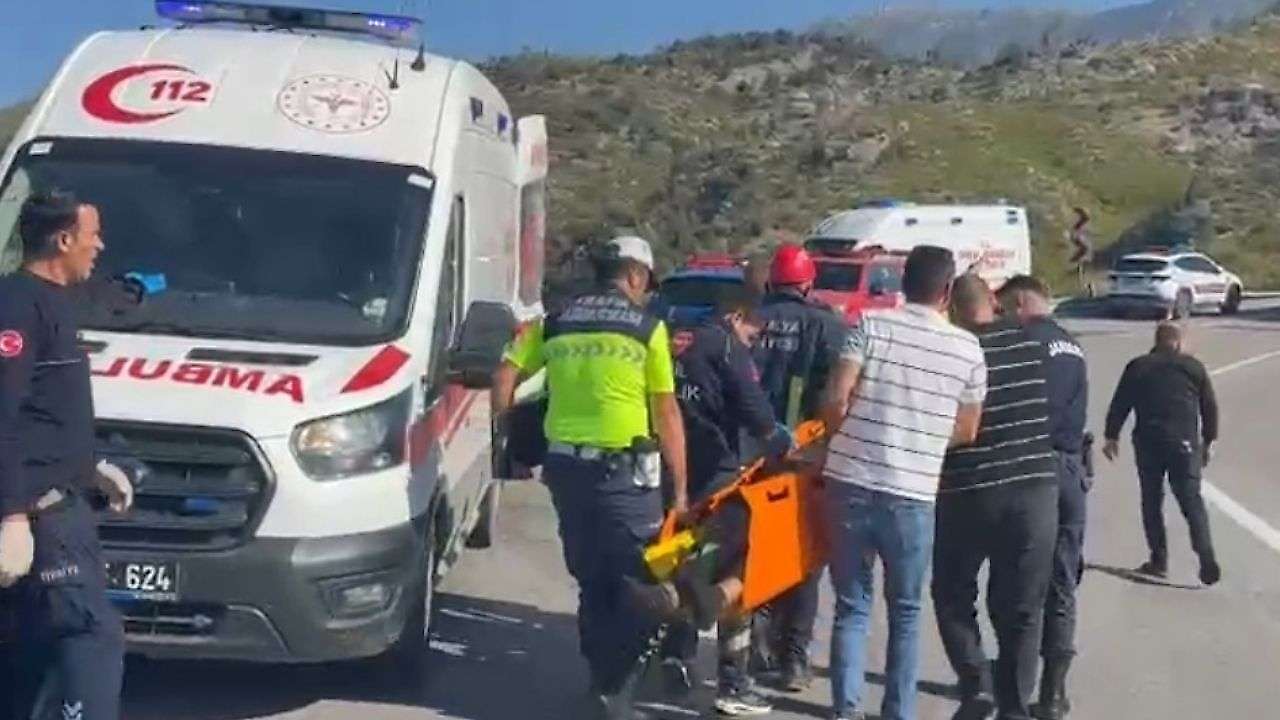 Konya yolunda feci kaza! Mangal kömürü yüklü tır devrildi
