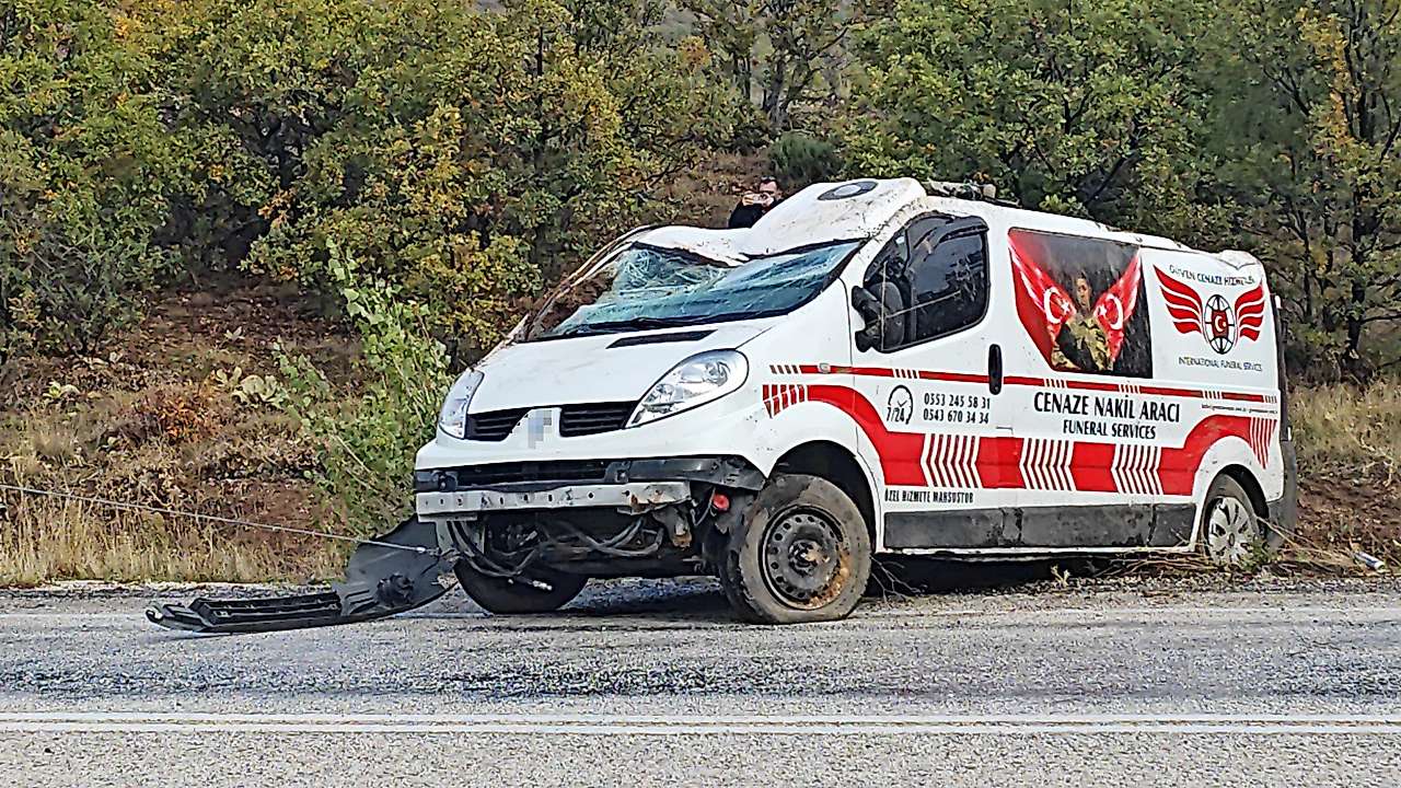 Konya yolunda kaza: Cenaze nakil aracı şarampole devrildi!