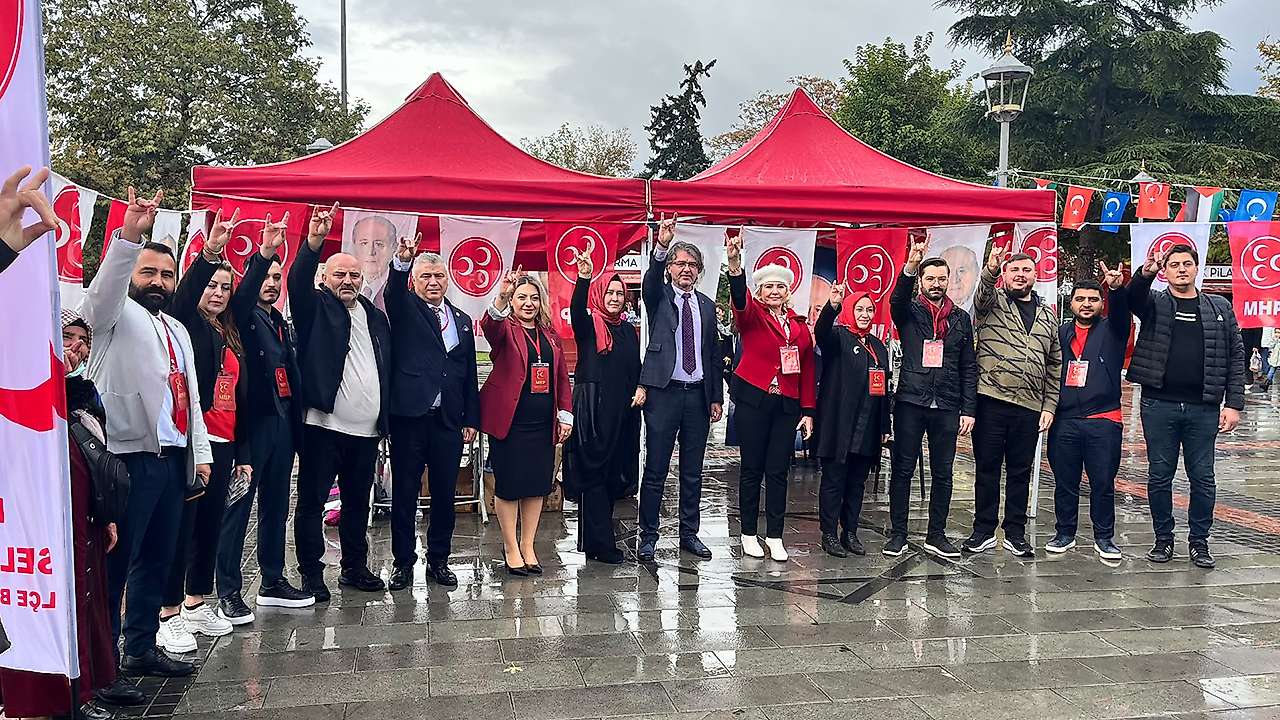 MHP Selçuklu'dan Kültürpark'ta Cumhuriyet coşkusu: Hediyeler dağıtıldı