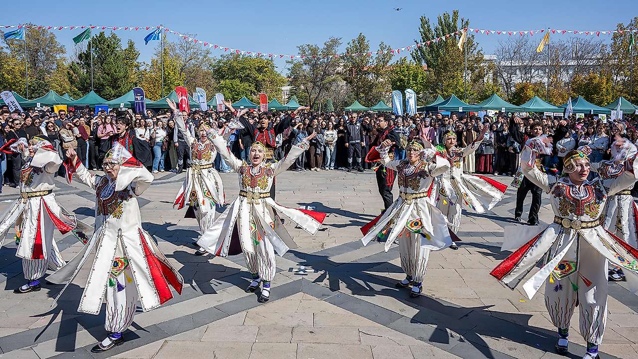 Selçuk Üniversitesinde binlerce öğrenci şenlikte buluştu