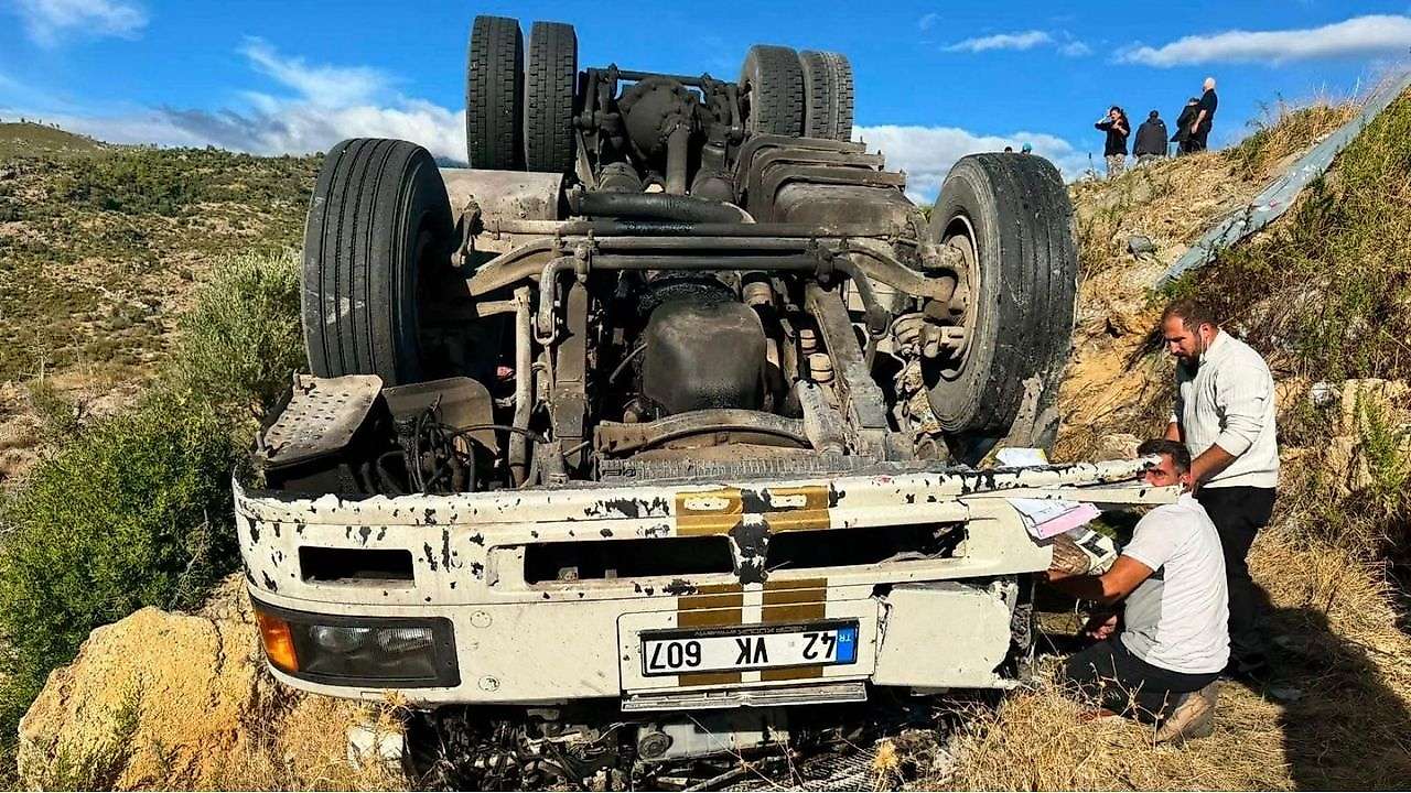 Feci kazada Konya plakalı tırın sürücü öldü