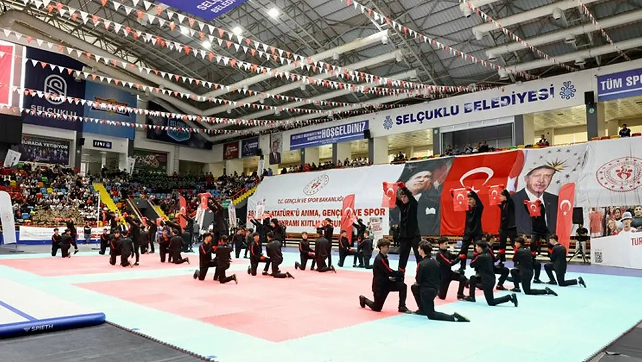 Konya'da 19 Mayıs coşkusu salona sığmadı