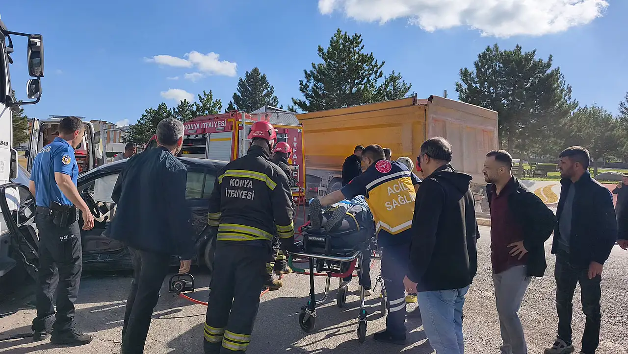 Konya'da tırla çarpışan otomobilin sürücüsü araçta sıkıştı
