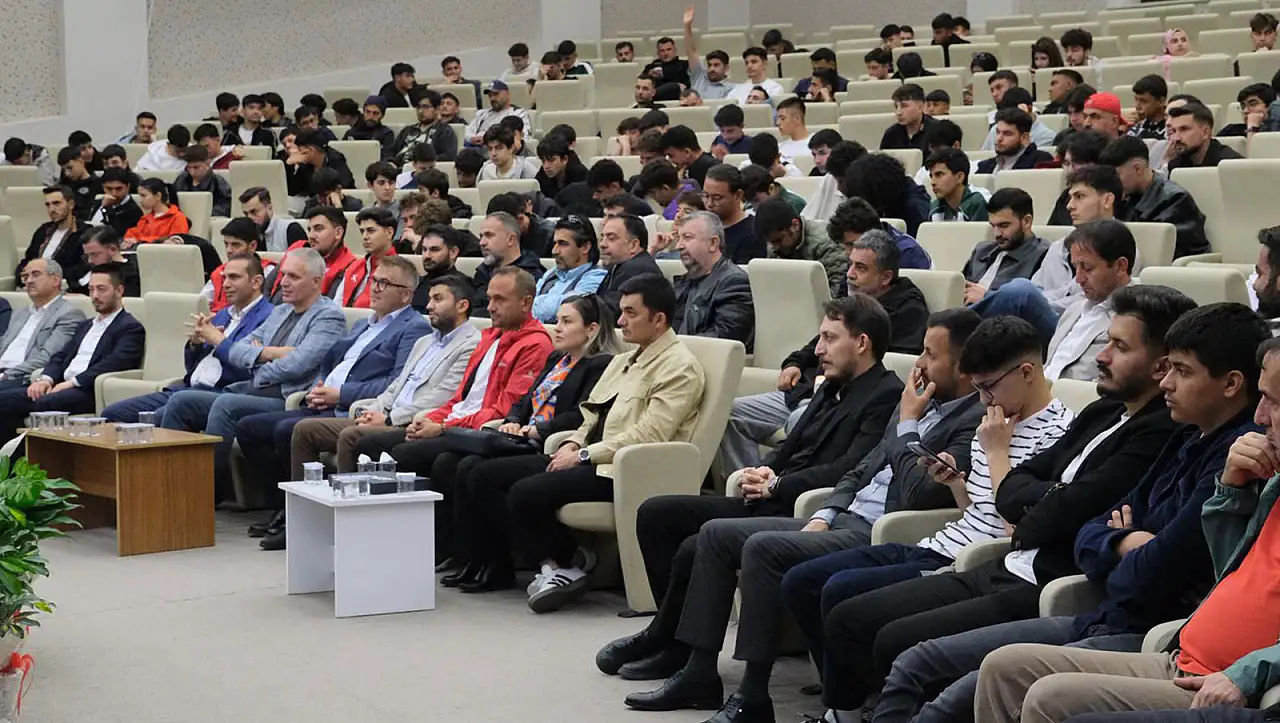 Veli Vural'dan Konya'daki gençlere tecrübe paylaşımı