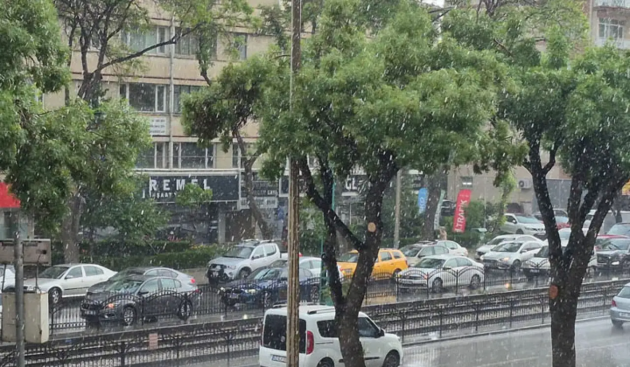 Konya'da ani bastıran yağmur trafiği kitledi