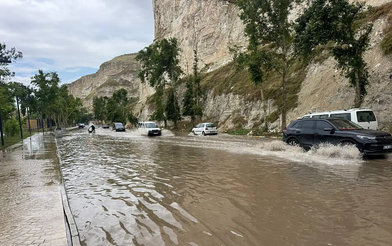 Fırat Nehri yükseldi: Dubalarda tehlike alarmı