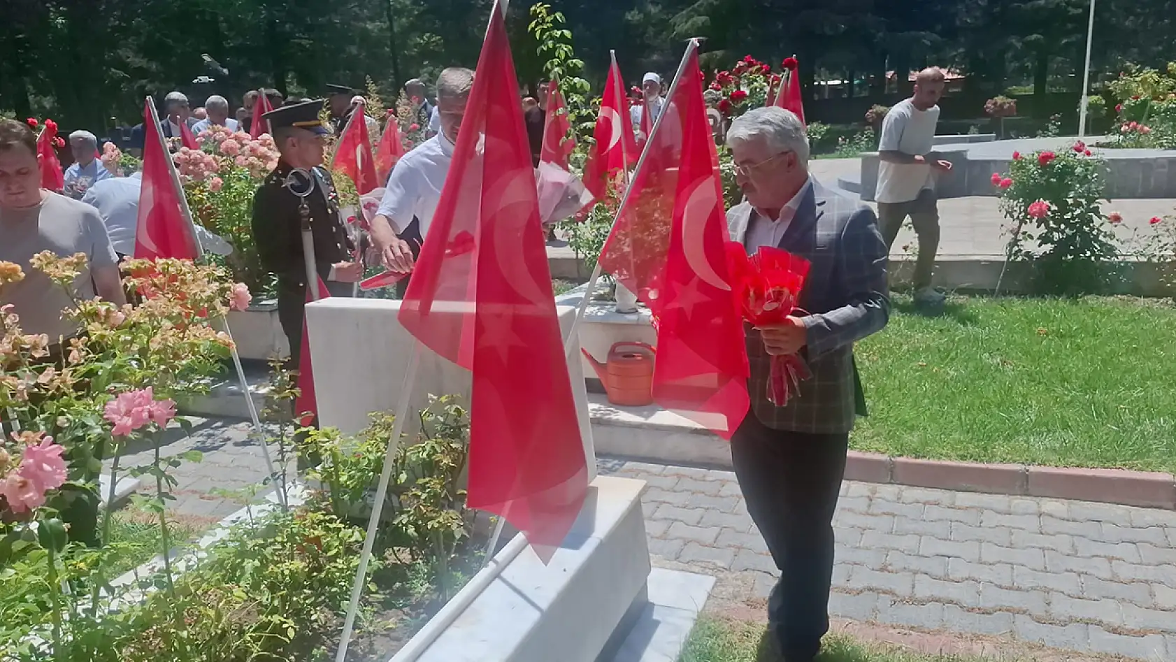 Konya Akşehir'de 15 Temmuz hüznü: Şehitlikte duygu dolu anlar