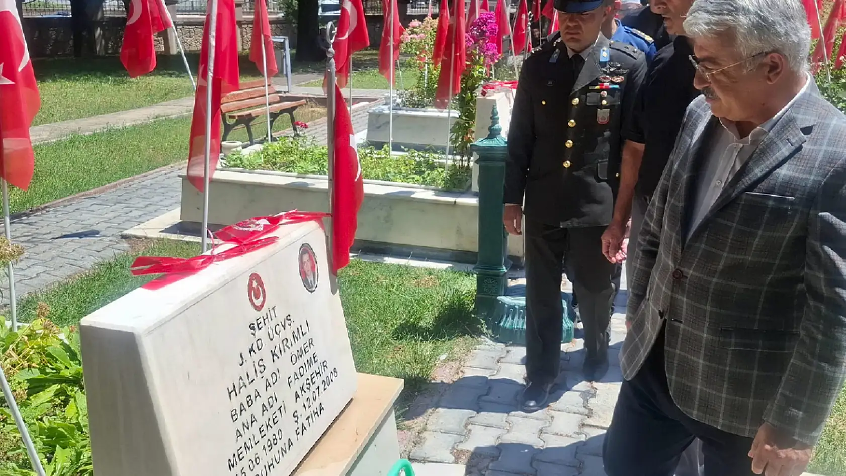 Konya Akşehir'de 15 Temmuz hüznü: Şehitlikte duygu dolu anlar