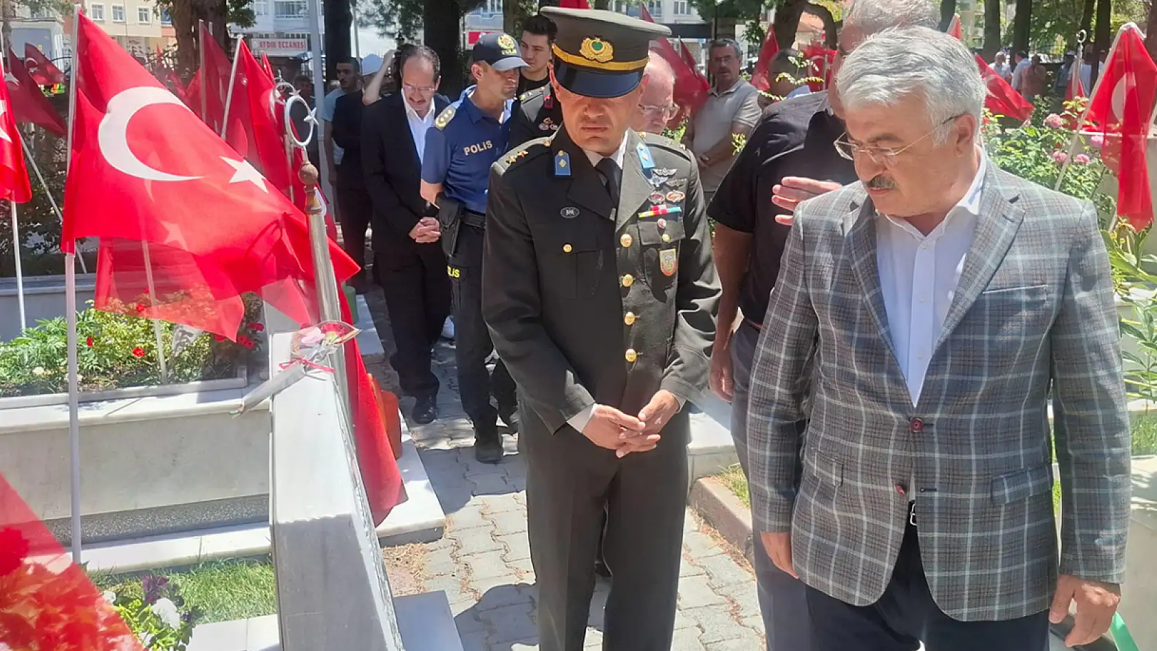 Konya Akşehir'de 15 Temmuz hüznü: Şehitlikte duygu dolu anlar