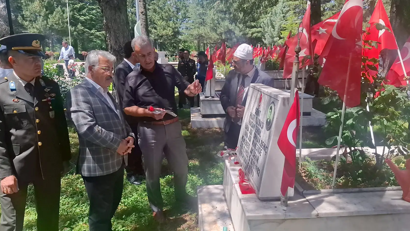 Konya Akşehir'de 15 Temmuz hüznü: Şehitlikte duygu dolu anlar