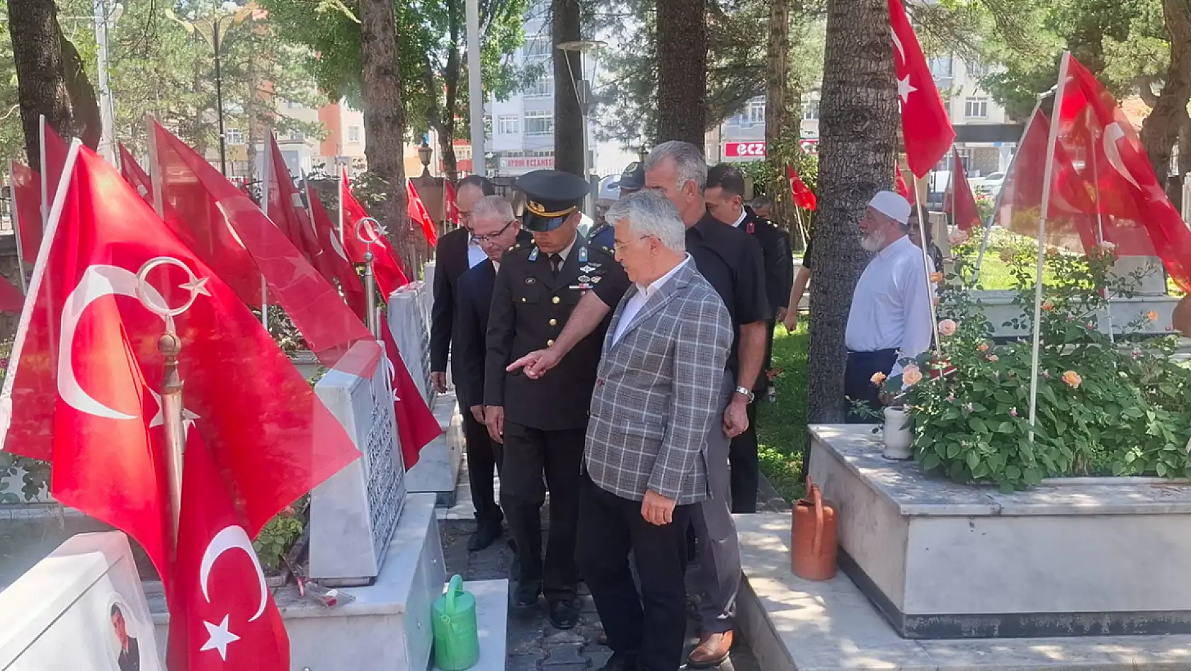 Konya Akşehir'de 15 Temmuz hüznü: Şehitlikte duygu dolu anlar