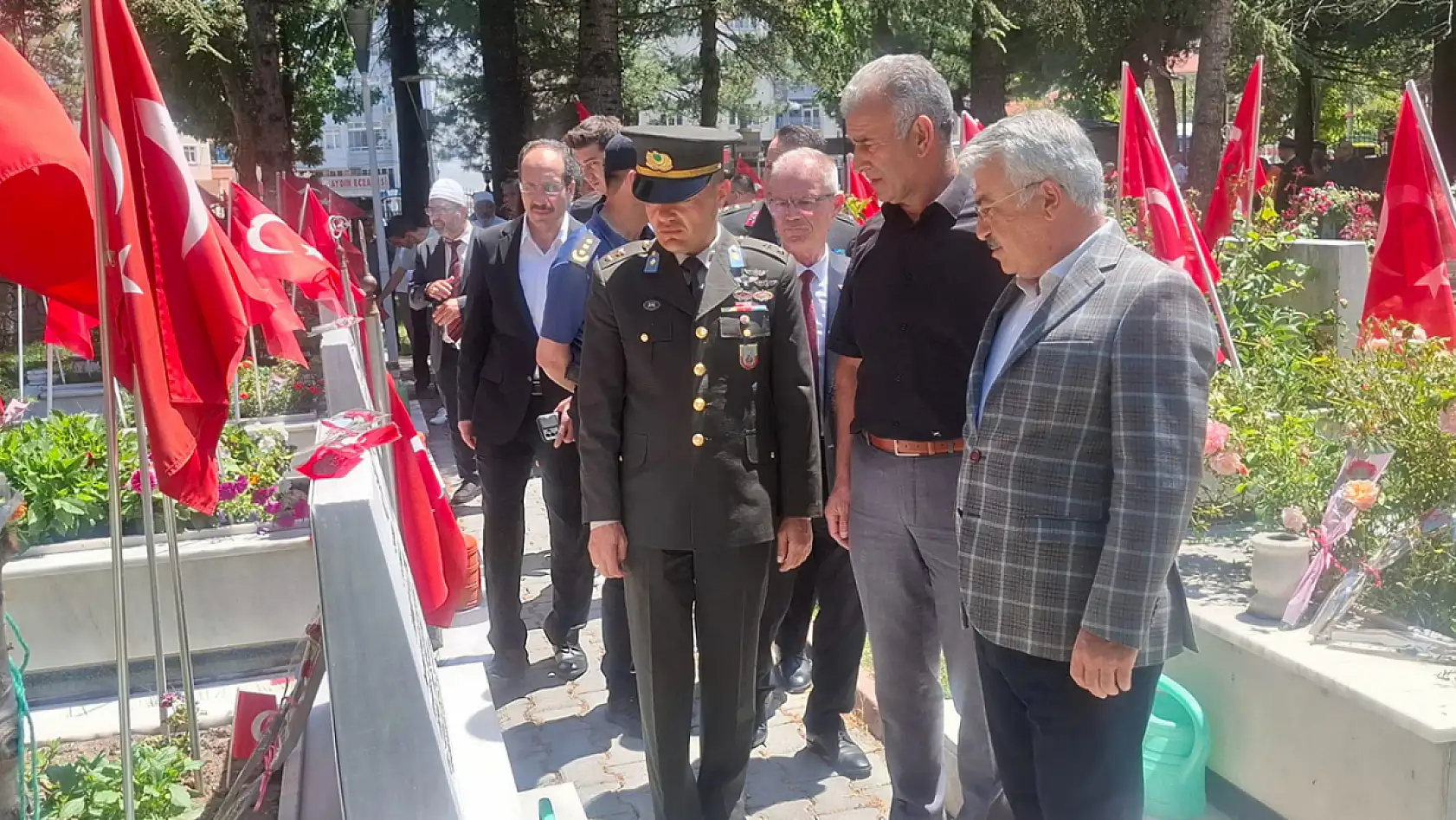 Konya Akşehir'de 15 Temmuz hüznü: Şehitlikte duygu dolu anlar