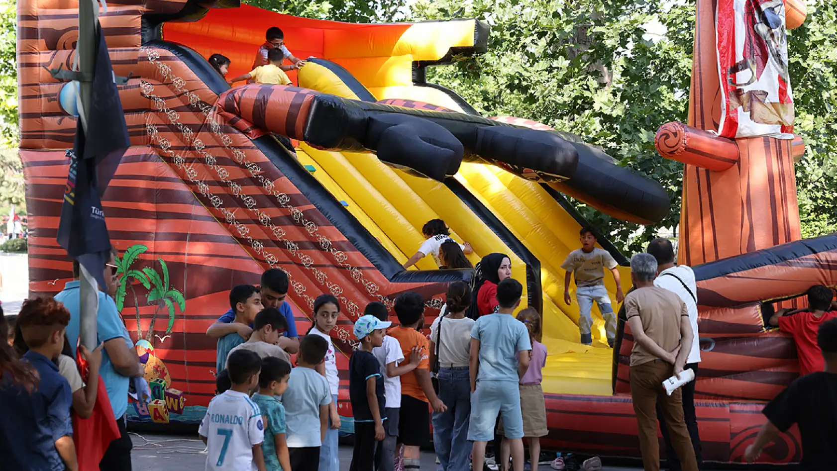 Konya'da festival coşkusu: Mukaddes Emanetler ziyarete açıldı