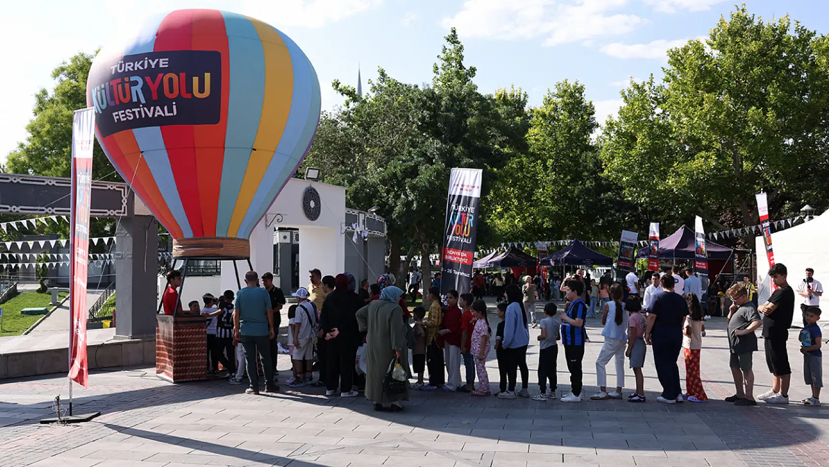 Konya'da festival coşkusu: Mukaddes Emanetler ziyarete açıldı