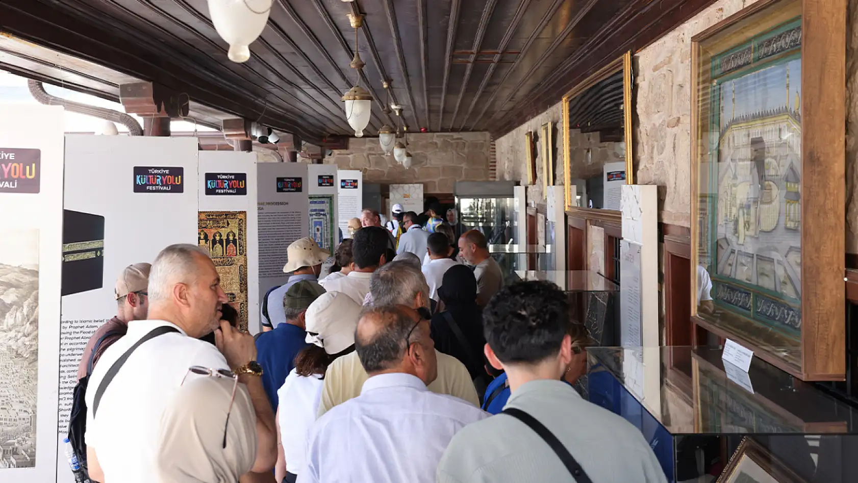 Konya'da festival coşkusu: Mukaddes Emanetler ziyarete açıldı