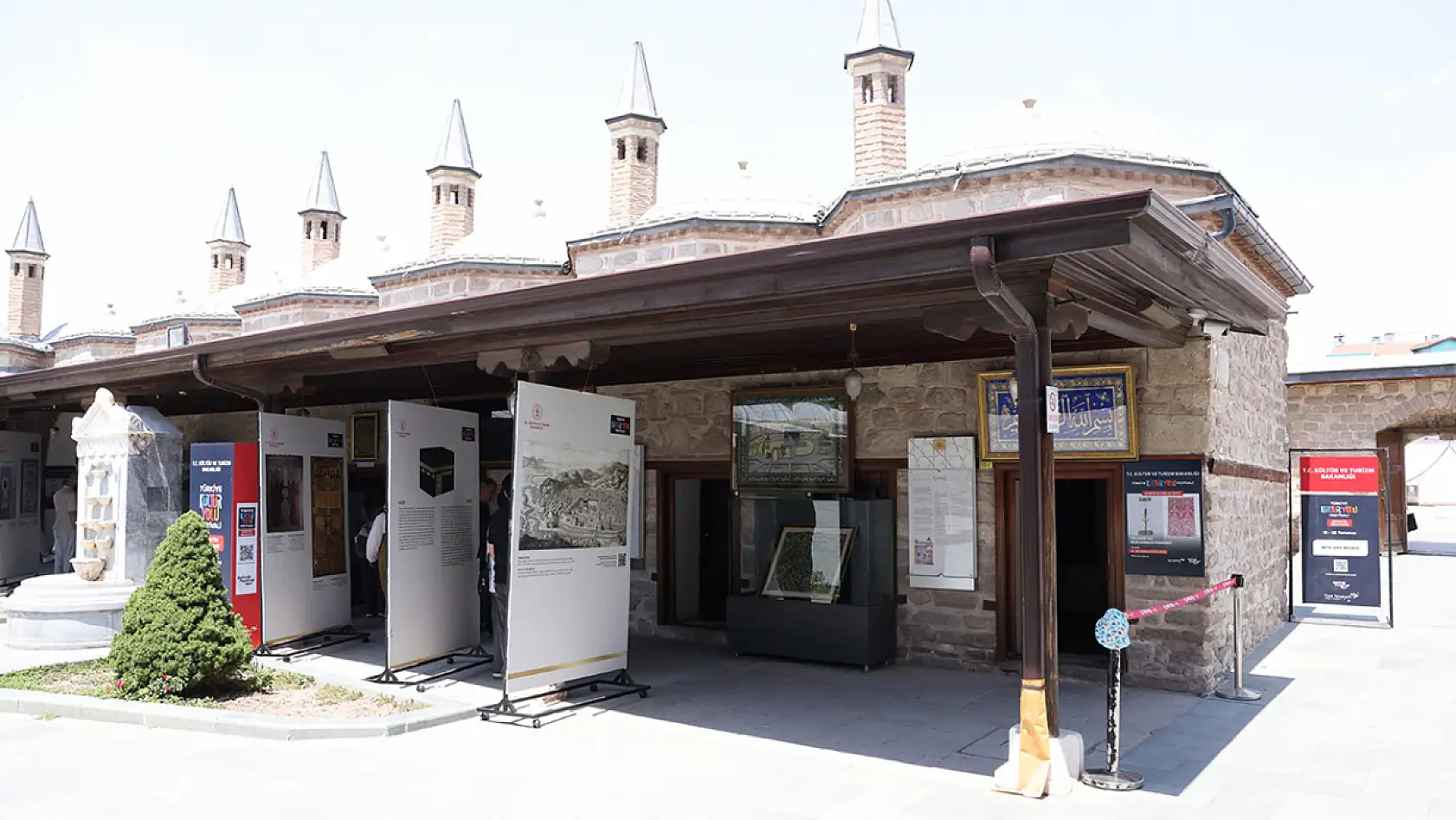 Konya'da festival coşkusu: Mukaddes Emanetler ziyarete açıldı