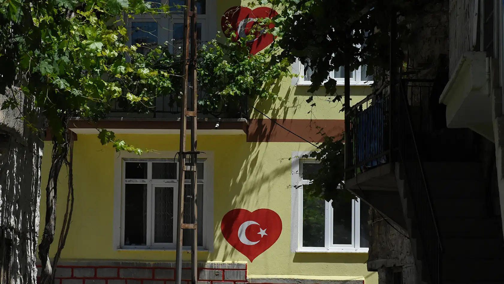 Konya'daki muhtarın ay yıldız sevdası! Her eve çiziyor
