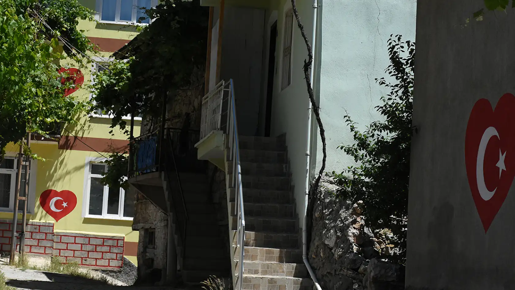 Konya'daki muhtarın ay yıldız sevdası! Her eve çiziyor