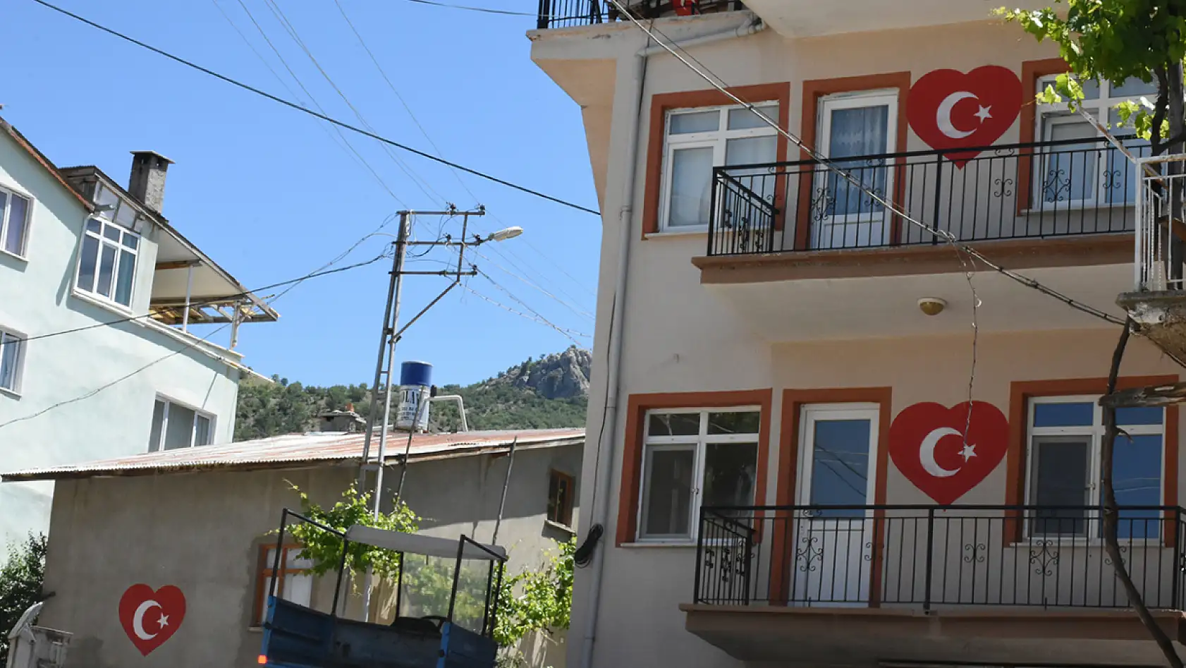 Konya'daki muhtarın ay yıldız sevdası! Her eve çiziyor