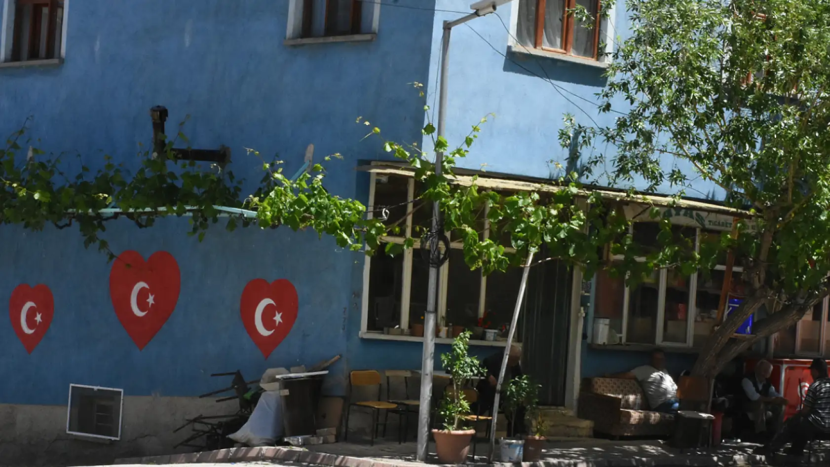 Konya'daki muhtarın ay yıldız sevdası! Her eve çiziyor