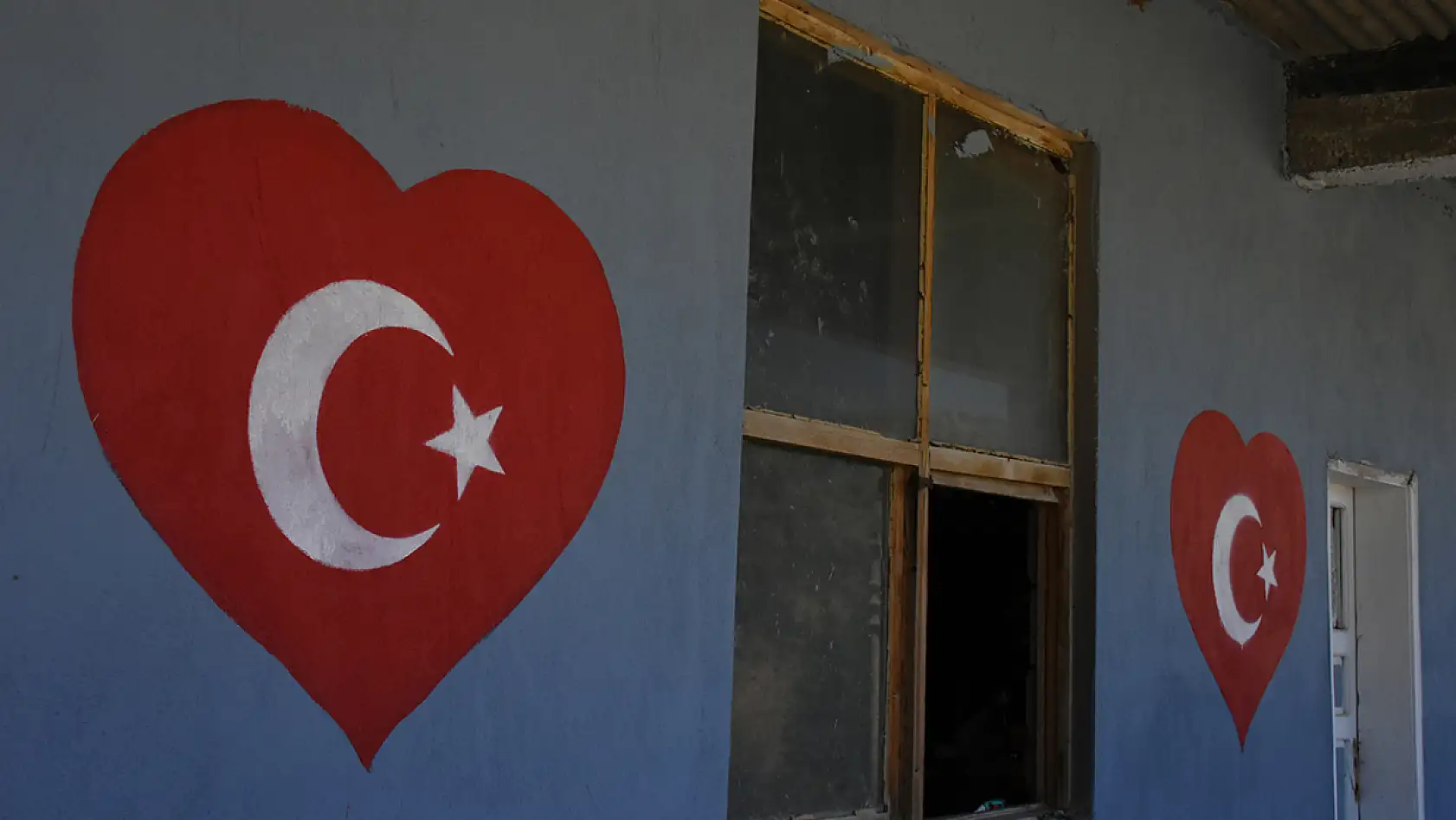 Konya'daki muhtarın ay yıldız sevdası! Her eve çiziyor