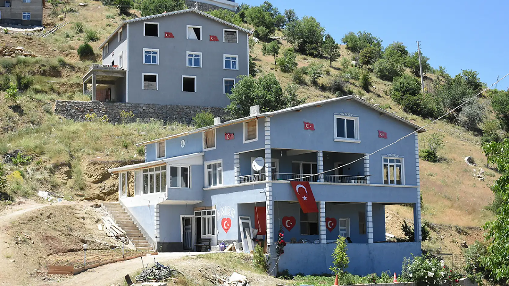 Konya'daki muhtarın ay yıldız sevdası! Her eve çiziyor