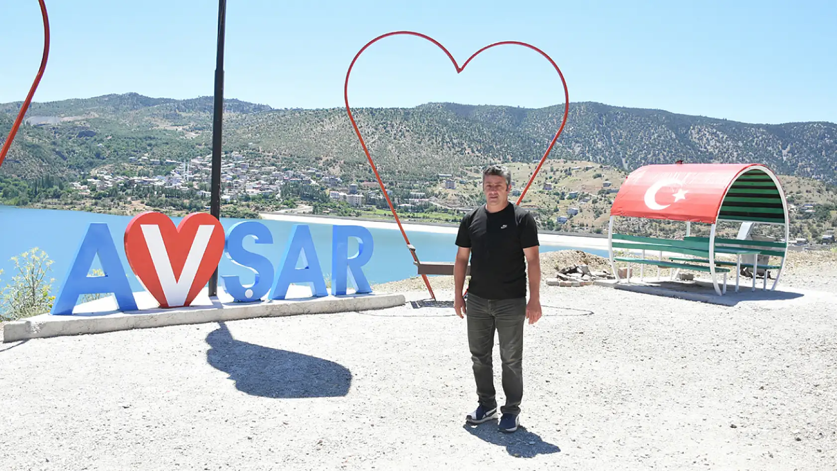 Konya'daki muhtarın ay yıldız sevdası! Her eve çiziyor