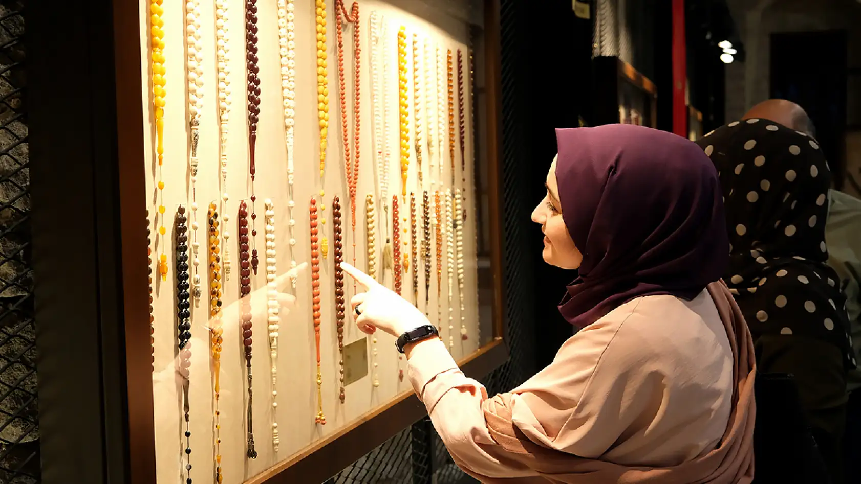 Uğruna ev ve araba sattırıyor