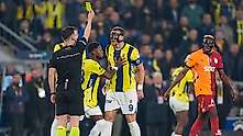 Derbilerde kartlar havada uçuşuyor