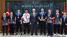 Vali Akın, şampiyon  güreş takımını makamında ağırladı