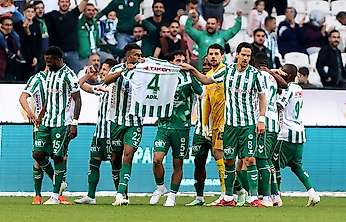 Awaziem yıldızlaştı! Konyaspor nefes aldı