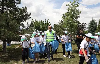 Başkan Altay, çocuklarla birlikte çevre temizliği yaptı
