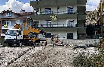 Konya'da çatıya demir çıkartmak isteyen işçi, vinçten düştü
